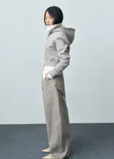 Pantalón de jean de tiro medio, corte wide leg y largo hasta el tobillo.