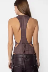 Body de tejido de punto color marrón con lurex, escote cerrado al frente y espalda cruzada semi descubierta.