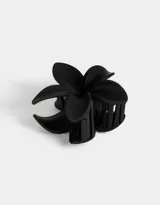 Broche para el pelo negro con forma de flor de hibisco.