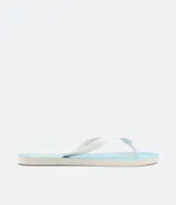 Chinelas de hombre con base celeste y estampado de nubes blancas.