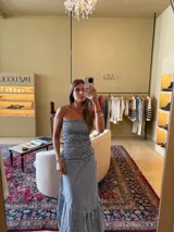Top strapless con elástico en la parte superior e inferior, con estampado a cuadros vichy en blanco y negro.