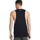 Musculosa deportiva Under Armour negra con logo en el pecho.