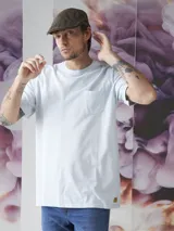T-shirt de algodón en color gris con bolsillo frontal y corte clásico.
