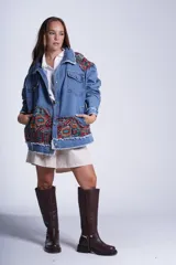 Campera de jean celeste con apliques de patchwork con motivos geométricos en hombros y bolsillos.