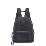 Mochila de nylon color celeste claro con cierres metálicos y parche cuadrado con logo en el frente.