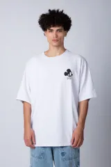 Remera color lila de corte oversize con cuello redondo y mangas cortas. Presenta un estampado pequeño de Mickey Mouse en el frente.