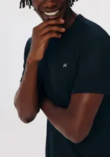 Remera deportiva azul de corte clásico con cuello redondo y logo pequeño en el pecho.