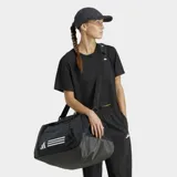 Bolso de lona deportivo Adidas, color negro, con logo de las tres barras en blanco en el frente. Posee asas de transporte dobles y correa de hombro ajustable con almohadilla. El fondo es recubierto para mayor durabilidad.