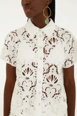 Camisa de encaje negra con botones frontales y mangas cortas.