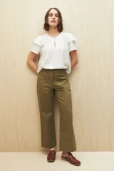 Pantalón recto negro de algodón con tiro medio y bolsillos delanteros.