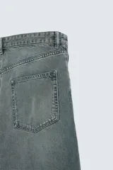 Pantalón de jean azul grisáceo con efecto lavado, corte amplio y tiro alto.