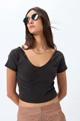 Top blanco de algodón con mezcla de poliéster y elastano, con escote en V delantero y trasero.