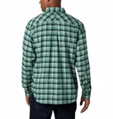 Camisa de franela Columbia para hombre, a cuadros en tonos negro, gris, beige y blanco. Confeccionada en algodón con elastano para mayor comodidad y flexibilidad. Cuenta con cuello abotonado, cierre frontal con botones, dos bolsillos en el pecho con cierre de botón y puños abotonados.