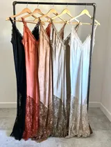 Vestido largo color terracota con breteles finos, escote en V y detalles de encaje en el ruedo y escote.