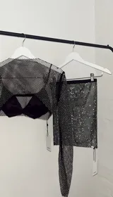 Minifalda negra con brillos, talle único adaptable a S y M, con elástico en la cintura.