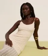 Vestido largo midi de encaje color crudo, con breteles finos ajustables y espalda escotada.