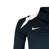 Remera de entrenamiento Nike de manga larga, color azul oscuro, con cuello alto y cierre parcial frontal. Presenta detalles en blanco en los hombros y el logo de Nike en el pecho izquierdo. Incluye un escudo deportivo con cuatro estrellas sobre el logo de Nike.