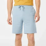 Bermudas deportivas de color celeste, corte recto y largo hasta la rodilla.