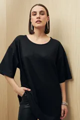 Remera negra con textura acanalada y corte holgado.