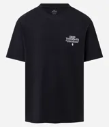 Remera negra de corte relajado con cuello redondo y manga corta. Presenta un pequeño estampado blanco en el pecho izquierdo con el texto "DEEP THOUGHTS" y un símbolo debajo.