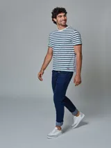 Remera de algodón blanca con rayas horizontales verdes y cuello redondo.