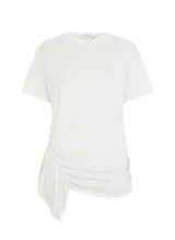 Remera blanca de punto con cuello redondo, mangas cortas, frunce lateral y bajo asimétrico.
