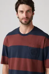 Remera de hombre a rayas horizontales color azul marino y bordó, con bolsillo en el pecho.
