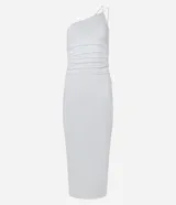 Vestido midi blanco con escote asimétrico de un solo hombro, breteles dobles, fruncido lateral y abertura en la falda.