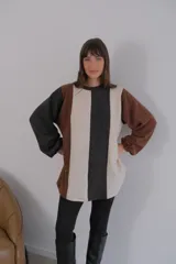 Buzo de mangas largas con diseño de bloques de color en marrón, gris y beige.