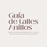 Anillo dorado de oro 10k con hilera de circonias blancas engarzadas.
