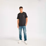 Remera celeste de algodón con bolsillo en el pecho izquierdo y logo de CAT bordado en negro. Corte clásico y mangas cortas.