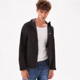 Campera negra con capucha, cierre frontal y logo de Wrangler bordado en el pecho.