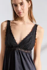 Camisón corto negro con breteles finos y escote en V con encaje.