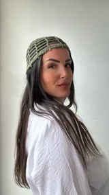 Gorro tipo bucket verde oliva tejido a crochet con diseño de red.