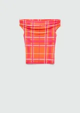 Top de mangas cortas con estampado de cuadros en tonos naranja y rosa, con cuello barco y hombro descubierto. Diseño crop y entallado de tejido elástico.