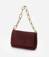 Cartera transversal pequeña color borgoña de gamuza sintética, con tapa y botón a presión, asa mediana de cadena dorada y asa larga fina desmontable.