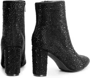 Bota corta plateada cubierta de strass, con punta fina, cierre lateral y tacón cuadrado. 