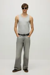 Musculosa gris de punto acanalado, corte ajustado y cuello redondo.
