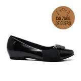 Zapato casual de cuero dorado con detalle de hebilla con strass.