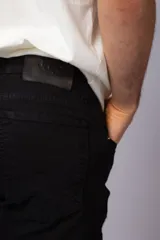 Pantalón jean celeste de corte recto y estilo relaxed fit, con roturas y detalles desgastados. Confeccionado en denim resistente.