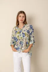 Camisa estampada con flores amarillas y lilas, de corte recto y mangas largas.