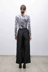 Top de jersey tricot suplex con estampado de mármol en tonos grises. Diseño ajustado con frunces diagonales en el frente y mangas largas.