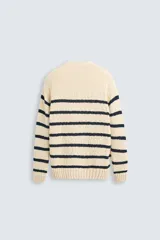 Sweater de punto color crema con rayas horizontales azul marino, cuello redondo y manga larga.