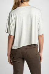 Remera blanca de viscosa con calce holgado.