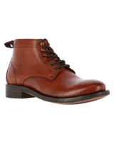 Bota de cuero color marrón con cordones, caña de 12 cm y suela de goma.