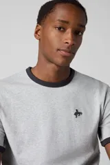 Remera gris de manga corta con cuello redondo y ribetes en contraste color negro.