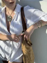 Brazalete rígido de bronce y alpaca maciza, con diseño orgánico irregular.