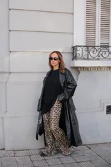 Pantalón oxford de viscosa con estampado animal print de leopardo en tonos marrones.