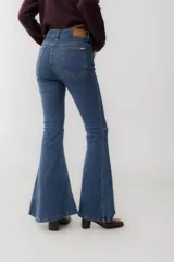 Pantalón de jean azul de corte oxford, con tiro alto y bolsillos delanteros y traseros.