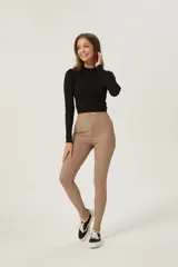 Calza larga color beige, de poliéster y calce alto.